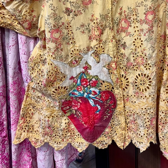 MAGNOLIA PEARL Eyelet Remi Cotton Blouse Bluebirds, Roses, Hearts - Picture 5 of 8